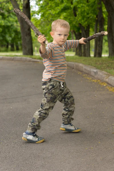 Kleiner Junge zeigt seine Fähigkeiten im Stockkampf — Stockfoto