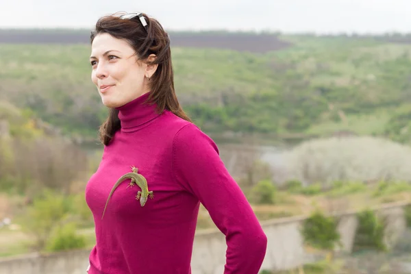 Beautiful woman with a lizard on her breast — Stock Photo, Image