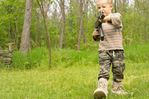 Маленький хлопчик грає, будучи солдатом — стокове фото