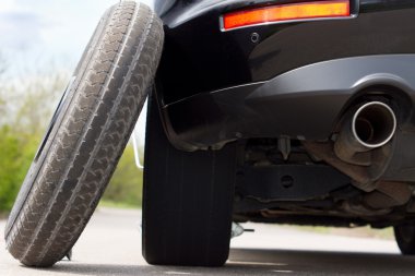 yedek lastik araba karşı dengeli