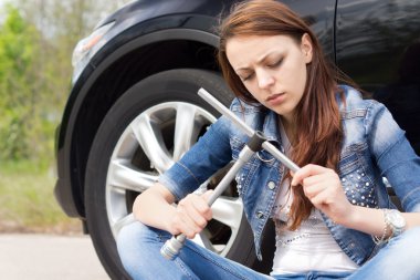 cahil kadın tekerlek spanner çatık
