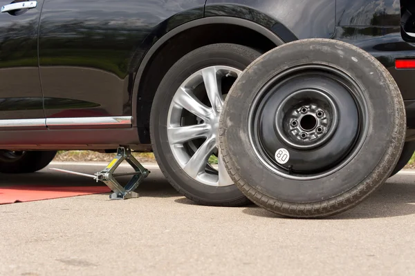 Changer la roue d'une voiture — Photo