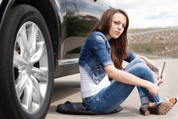 Female driver waiting for roadside assistance — Stock Photo, Image
