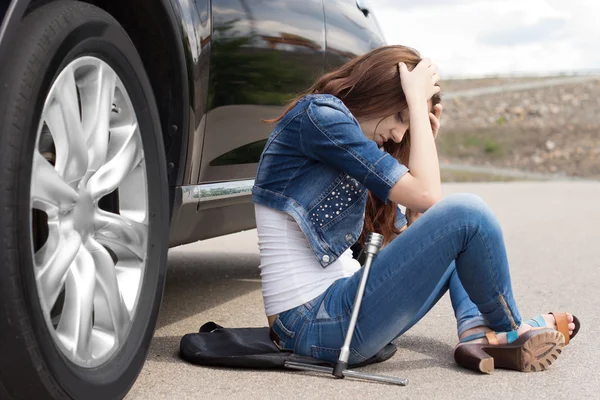 Mujer joven angustiada esperando ayuda —  Fotos de Stock