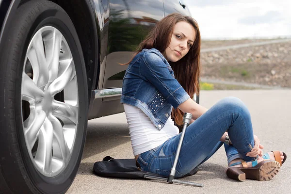 Mulher motorista à espera de um mecânico — Fotografia de Stock