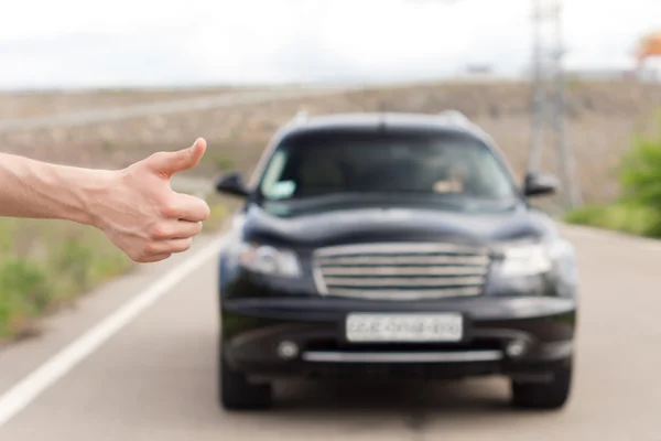 Un homme appuie sur un ascenseur au bord de la route — Photo