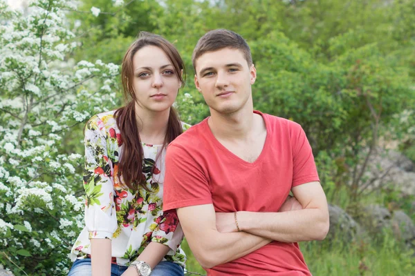 Casal jovem atraente em uma data de primavera — Fotografia de Stock