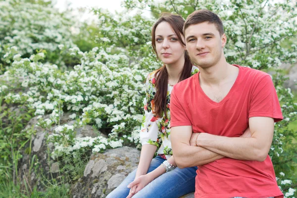 Pareja joven frente a la floración de primavera —  Fotos de Stock