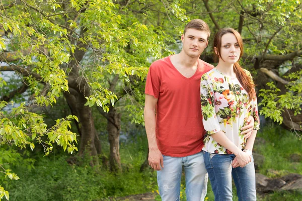 Pareja joven y cariñosa en un frondoso bosque —  Fotos de Stock