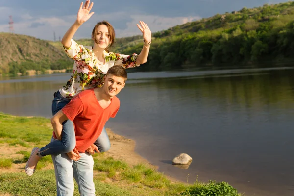 Mladá žena s zábavná jízda prasátko zpět — Stock fotografie