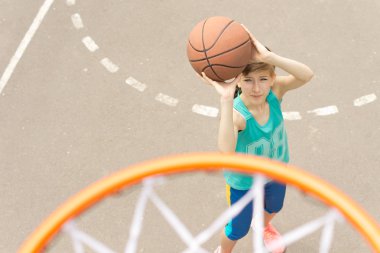 basketbol sahasında gol hedef alarak kız