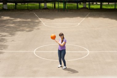 Orta yaşlı kadın basketbol oyunu oynarken