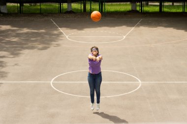 genç kız bir basketbol çekim