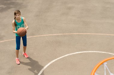 ince atletik genç kadın basketbol oyuncusu