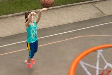 aktif genç genç kız basketbol oynarken