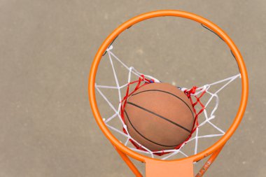 Basketbol çember ve net geçerken