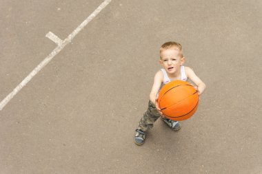 sevimli genç çocuk basketbol net hedefleyen