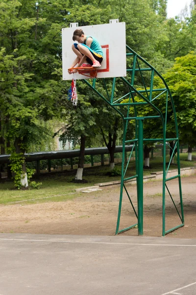 Agilní mladá dospívající dívka opraví basketbal čisté — Stock fotografie