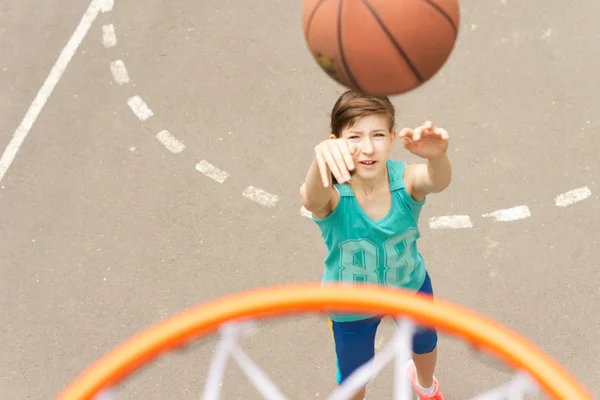 Ung tonårsflicka som tränar sin basket — Stockfoto