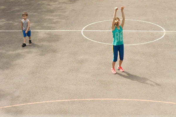 Jeune fille pratiquant sur un terrain de basket — Photo