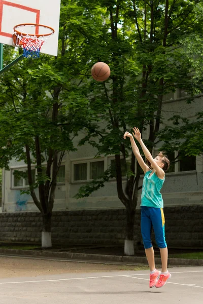 Tenåringsjente spiller basketball – stockfoto