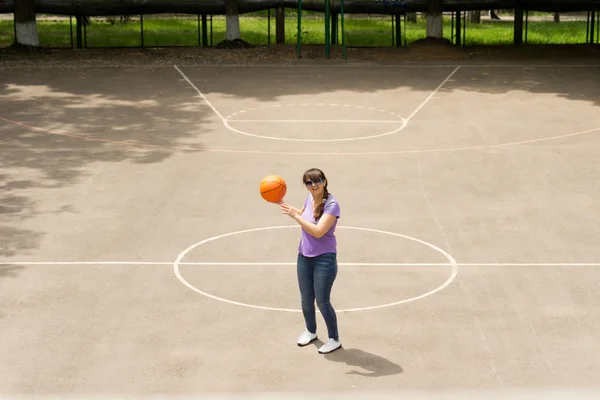 Middle aged woman playing a game of basketball — Stock Photo, Image