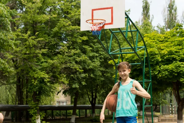 Pemuda pemain basket wanita tersenyum — Stok Foto