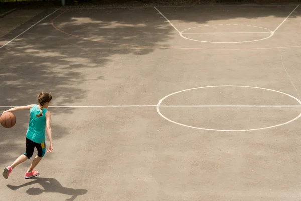 Energisk tonårig flicka spela basket — Stockfoto