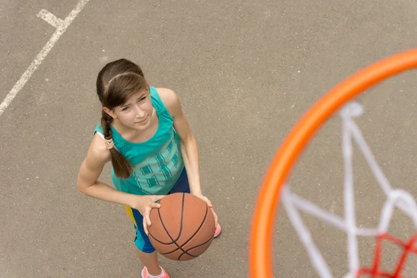 Jovencita en una cancha de baloncesto vista desde arriba —  Fotos de Stock