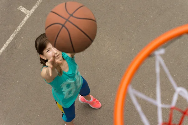 十几岁的女孩在篮球的目标射击 — 图库照片