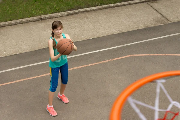 Young girl practising for the basketball team — Stock Photo, Image
