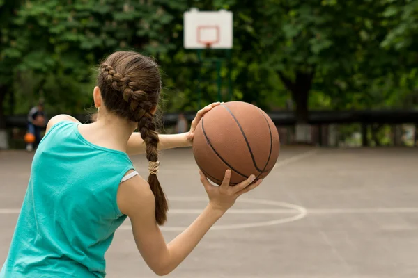 Jovem delgado adolescente jogando basquete — Fotografia de Stock