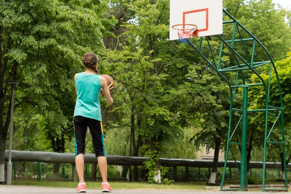 Atletik ramping gadis muda bermain basket — Stok Foto