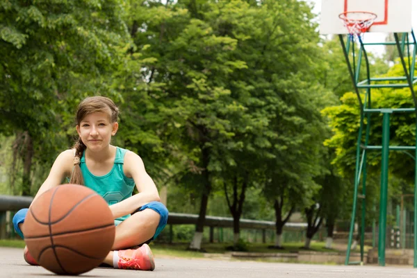 Hermosa confiada joven jugador de baloncesto femenino —  Fotos de Stock