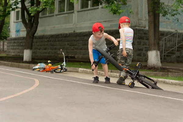 Два маленьких мальчика играют со своими велосипедами — стоковое фото
