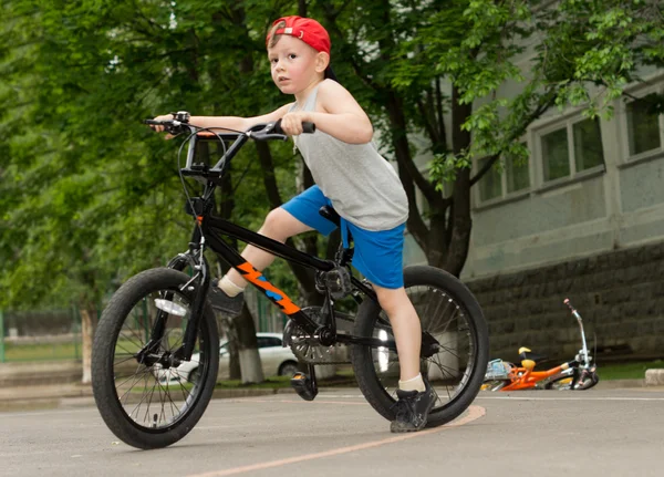 Маленький хлопчик їде на велосипеді — стокове фото