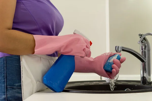 Mujer haciendo el lavado de detergente chorros — Foto de Stock