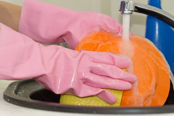 台所の流しで食器洗浄の女性 — ストック写真