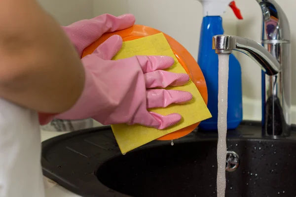 Kvinnan gör skålen tvätt i handfatet — Stockfoto