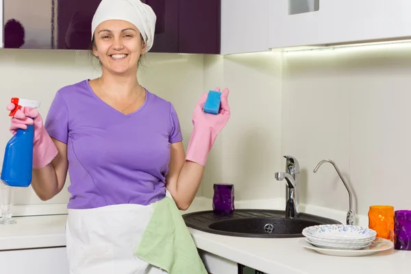 Rindo feliz dona de casa trabalhando na cozinha — Fotografia de Stock