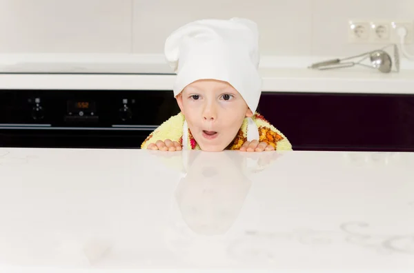 Παιχνιδιάρικο παιδί σε ένα καπέλο του σεφ ή Τόκα — Φωτογραφία Αρχείου