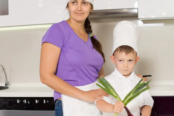 Matka uczy syna młodych gotować — Zdjęcie stockowe