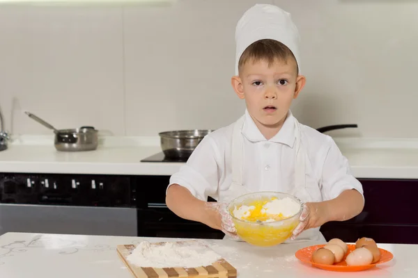 Schattige kleine jongen patissier — Stockfoto