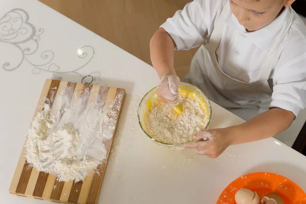 Высокий угол маленького мальчика, пекущего торт — стоковое фото