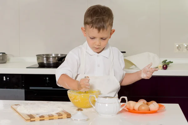 Niño pequeño haciendo la cocción en la cocina — Foto de Stock