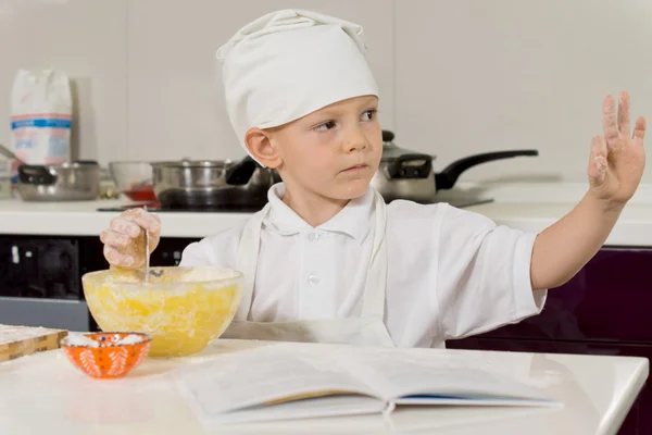 Jeune garçon cuisson donnant un geste parfait — Photo