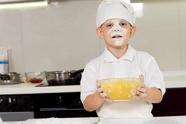 Jovem chef bonito com um rosto cheio de farinha — Fotografia de Stock