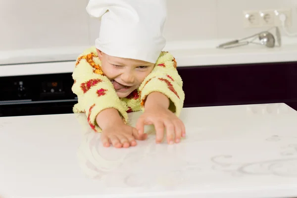 Chico tonto usando toque jugando con harina — Foto de Stock