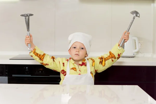 Νεαρό αγόρι που κρατά ψηλά εργαλεία κουζίνας — Φωτογραφία Αρχείου