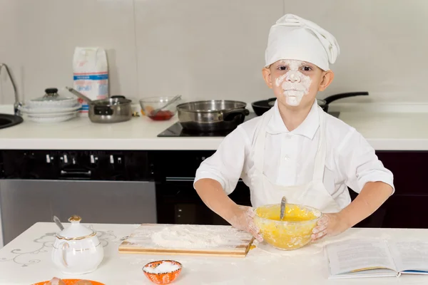 Jovem chef com farinha no rosto — Fotografia de Stock